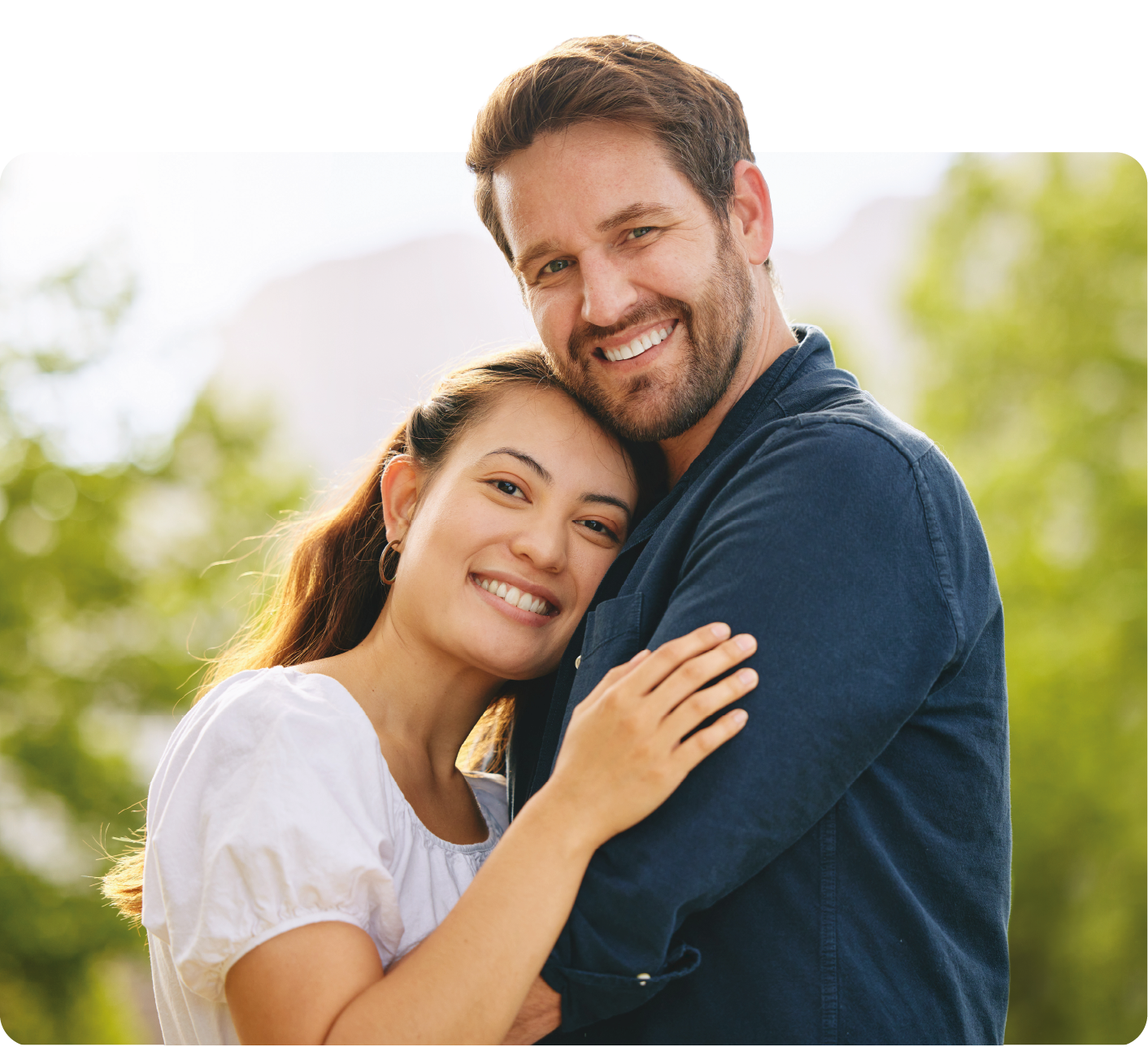 Casal sorrindo abraçado